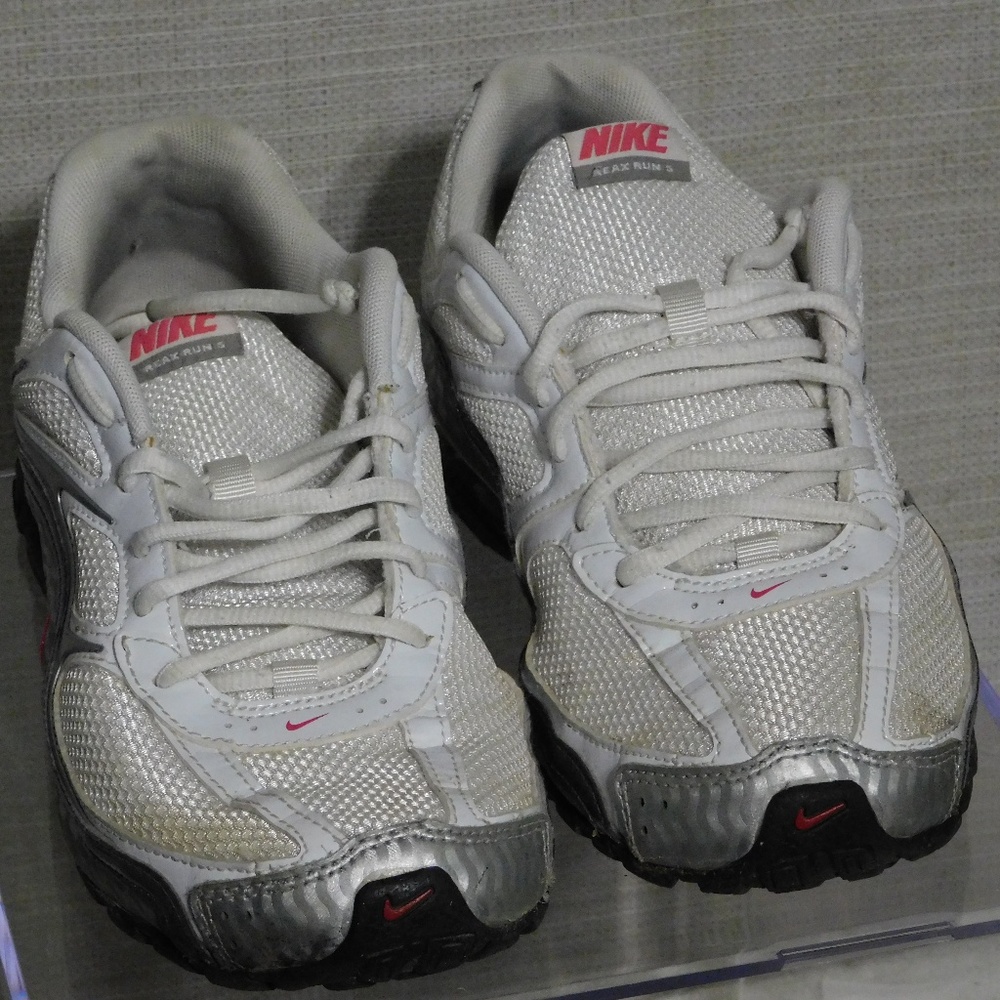 WOMENS NIKE PEAX RUN 5 SIZE 8.5